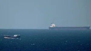 Irán beárazza a Hormuzi-szorost, jöhet a vámfegyver – emiatt hordónként 1 dollárral nőhet az olajár