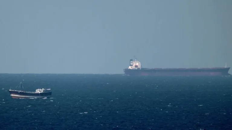 Irán beárazza a Hormuzi-szorost, jöhet a vámfegyver – emiatt hordónként 1 dollárral nőhet az olajár