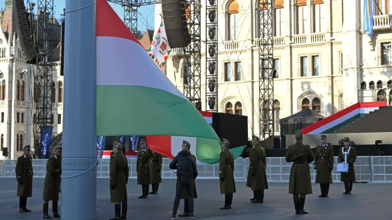 Szalay-Bobrovniczky Kristóf: Tisztelet a hősöknek