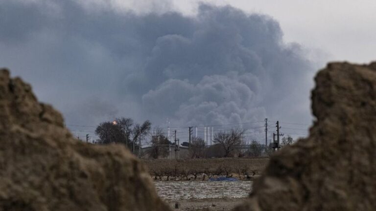 Halálos iráni rakétatámadás és újabb figyelmeztetések a közel-keleti háború tizedik napján + videó