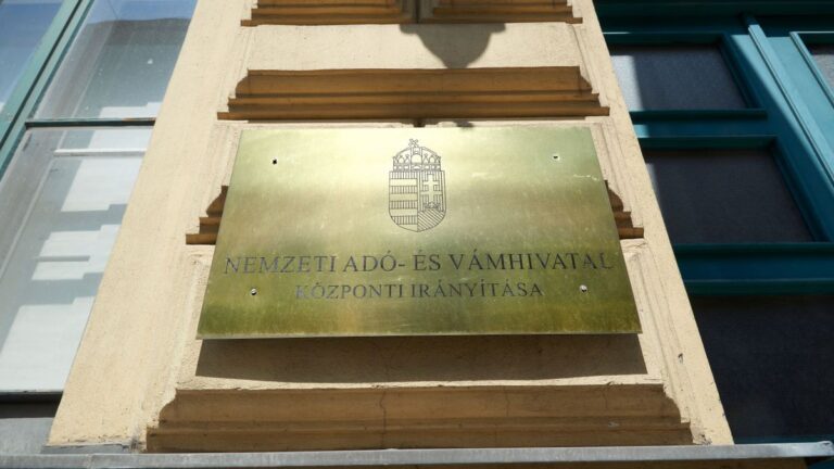 Fontos adóügyi változásokra figyelmeztet a NAV