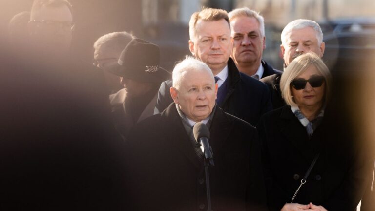 Jaroslaw Kaczynski: Magyar Péter „egy 16 éves fickóra jellemző” viselkedést mutat