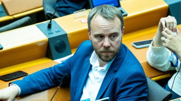 Daniel Freund is a magyar jobboldalnak köszönheti, hogy nem a fronton van