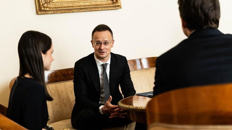 Szijjártó Péter: Brüsszel és Kijev mindent meg fog tenni a Tisza Párt kormányra segítése érdekében