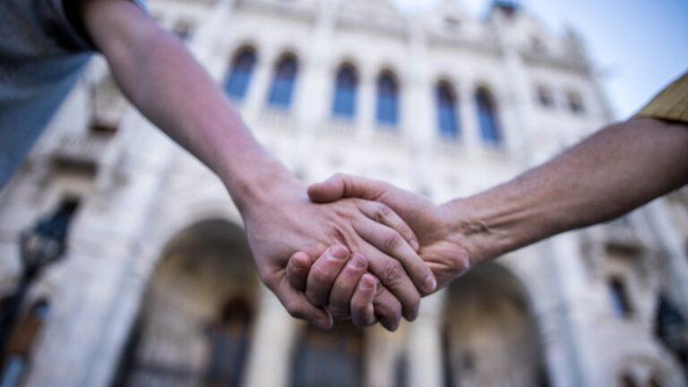 „Nem irrelevánsak, hanem nélkülözhetetlenek” – válasz Kováts Eszternek a civilek szerepéről