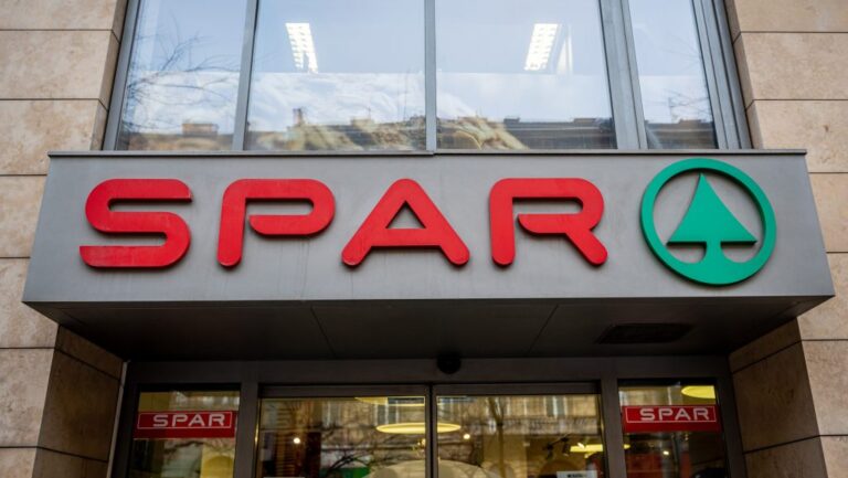 „A szabályszegés nem diszkriminatív alapon történt” – bocsánatot kért a SPAR Orsós János édesanyjától, akiről nem hitték el, hogy van pénz a kártyáján