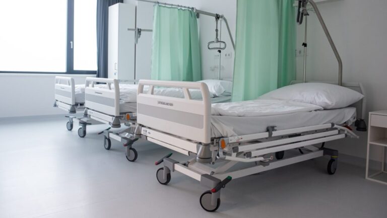 Kiszivárgott a kormány által megrendelt egészségügyi reformterv, amit még azelőtt elsüllyesztettek, hogy nekiláttak volna, de Magyar Péter szerint 2026 után újra elővennék