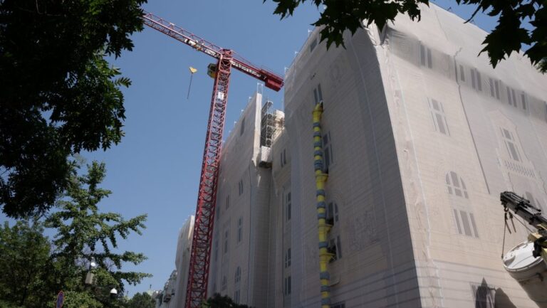 Csöpög a víz a mennyezetből, mozog a lépcsőkorlát – több mint 4000 hibát találtak az MNB-székházban a Matolcsy-kör felújítása után