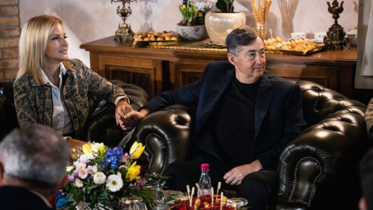 Várkonyi Andrea szerint sok boldog magyar beteg van, Mészáros Lőrinc nem érti a vagyonvisszaszerzésről szóló kérdést