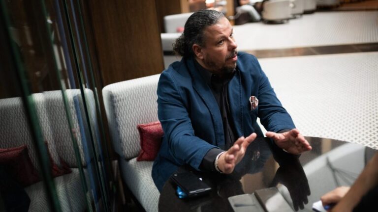 Zárug Péter Farkas: Orbán Viktor lett a bukdácsolás arca