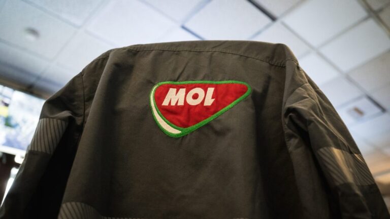 Orbán bejelentése előtt rendkívüli árazást vezetett be a Mol a kútjain