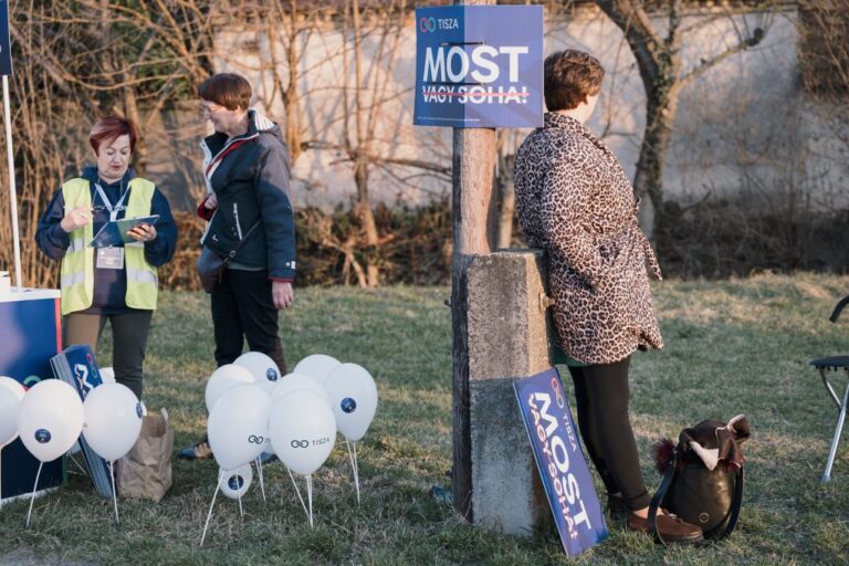 Magyar Péter: ököllel ütötték meg egy mosonmagyaróvári női aktivistánkat