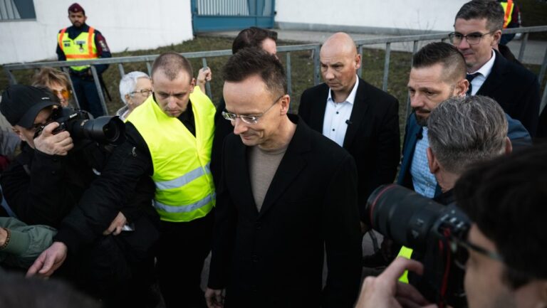 Már nem dolgozik az ATV-nél a riporter, aki a „homályos tekintetű” Szijjártó Pétert arról kérdezte, hogy van ereje Brüsszel ellen harcolni