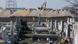 Nyertes vagy vesztes a falu, ahová tortával kopogtatott be a koreai, most meg a temető mellé fekteti a vasútját?