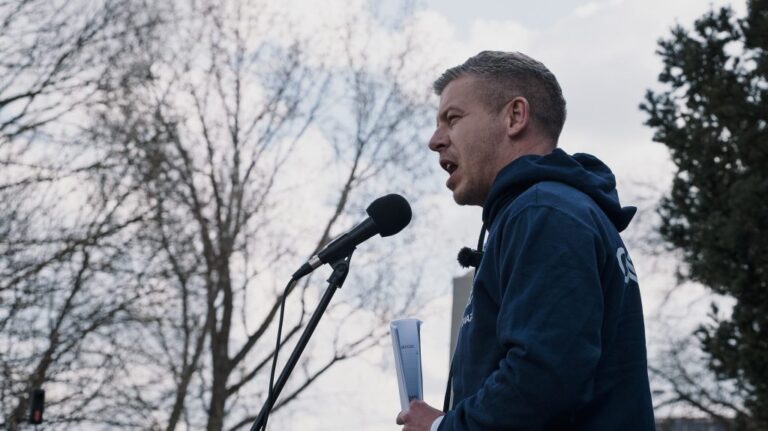 Magyar Péter: Pintér Sándor árulózik, ahelyett, hogy megvédené a rendőrét és házkutatást tartana a Fidesz-székházban