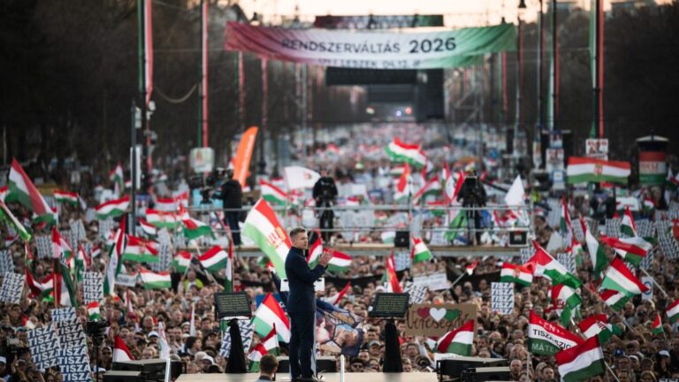 Kutatók: a Békemeneten 58 ezren hallgatták Orbánt, a Nemzeti Meneten 162 ezren Magyart