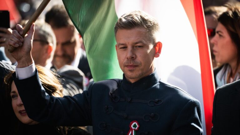 Magyar Péter: Amikor Nagykanizsára érkeztem, a kocsiból kiszálláskor 4-5 férfi támadt rám