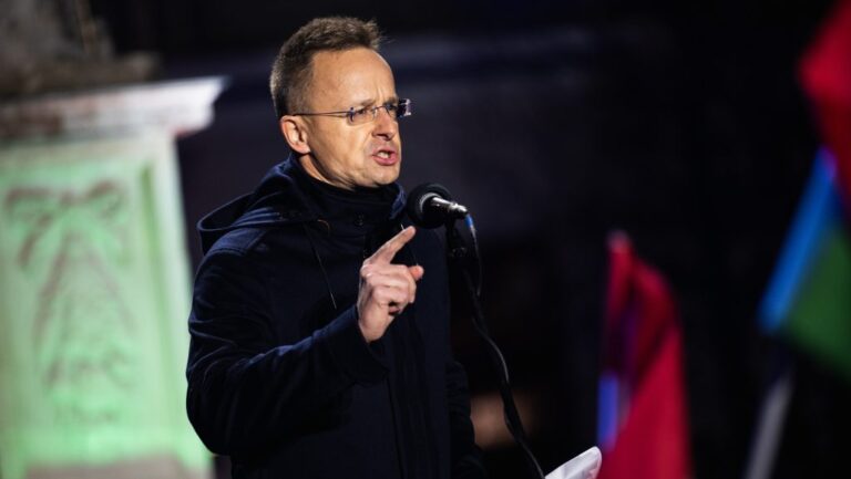 Szijjártó: Óriás botrány, hogy lehallgatják a magyar külügyminiszter telefonbeszélgetéseit