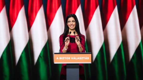 „Nektek így van, hogy van ugyanabból különböző méret?” – A fideszes Koncz Zsófia bement egy butikba, és rácsodálkozott a világra