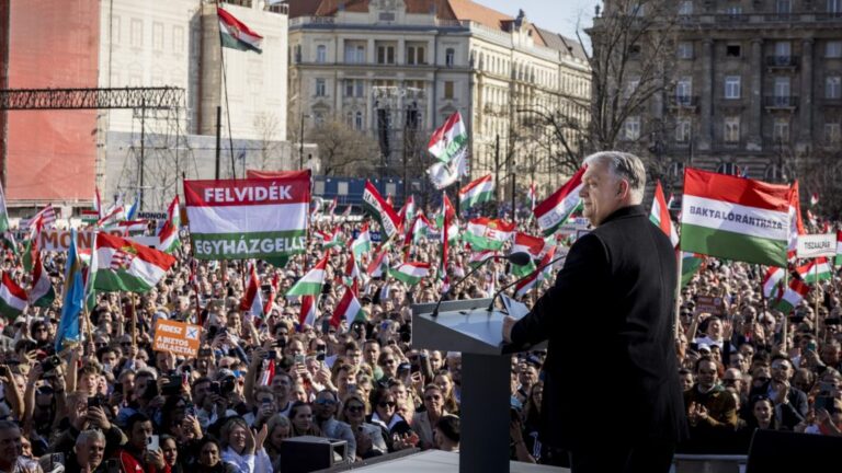 A kokárdát és a Nagy-Magyarország-kitűzőt veszik a legjobban a Mi Hazánknál