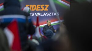 Földre vittek egy ellentüntetőt a fekete kabátosok Orbán beszéde alatt Pécelen – videó