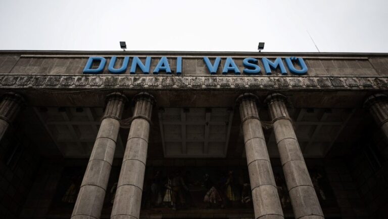 Dunaújvárosi gyűlésén Orbán egy szót sem vesztegetett a Dunaferre, a helyi lapnak adta elő, szerinte miért dőlt be a vállalat