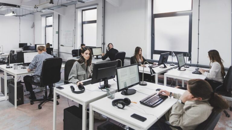 „Az életem fontosabb, mint egy multi működése” – ezekkel a kihívásokkal szembesülnek a munkahelyeken a Z generáció tagjai