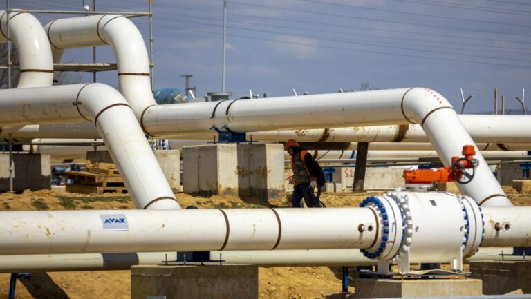 Energiaszakértő: durva rezsiemelésre készül a Fidesz, mivel az orosz gázt jövőre ki fogják vezetni