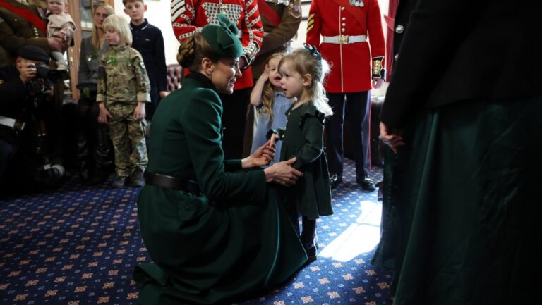 Katalin hercegné két hároméves kislányt is boldoggá tett, miközben az Ír Gárdával ünnepelt