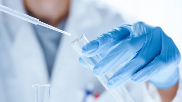 Rosszul sült el a tanár kémiakísérlete, mentőhelikopterrel szállítottak kórházba egy tizennégy éves diákot