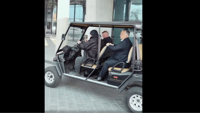 A kerítés is rendben van – háborús félelmei és terroraggodalmai után könnyed kocsikázással ütötte el az időt a miniszterelnök