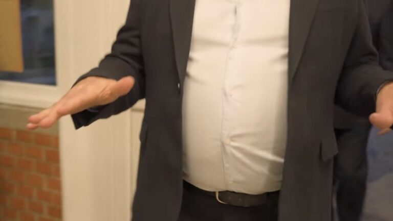 Feljelentést tesz a Telex, mert Csákberény polgármestere erőszakkal lökdöste ki az újságírókat Semjén Zsolt fórumáról