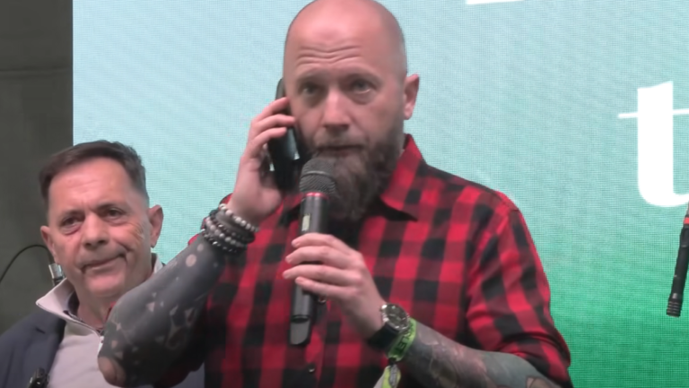 Kiparodizálta Orbánt a jászberényi polgármester a kolbásztöltő fesztiválon