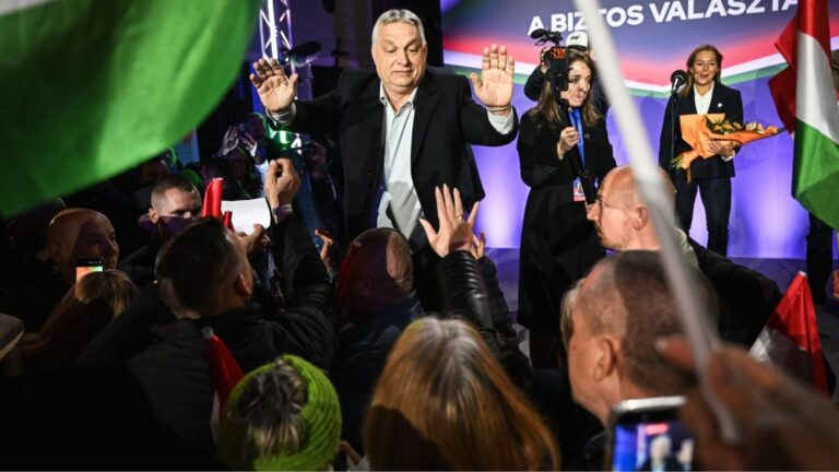 „Ezt a teret még egy óvodai gyerekműsor is megtölti” – Orbán Viktor szentendrei fellépésén sok minden a Tiszára emlékeztetett