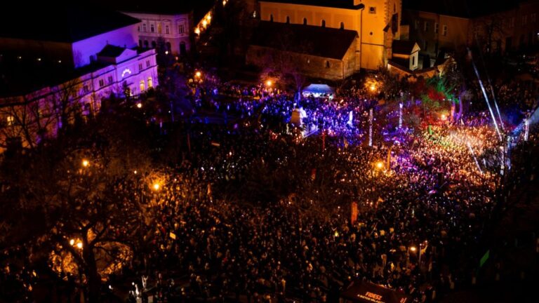 Kecskeméten is ellentüntetők zavarták meg Orbán Viktort, aki szerint a kampány fantasztikus