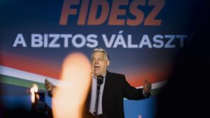 Fütyülés, kiabálás, fekete paraván Orbán hódmezővásárhelyi gyűlésén