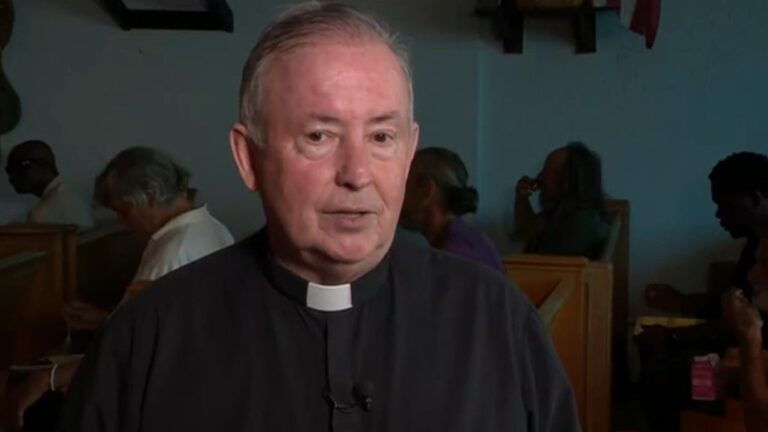 Félmillió dolláros bírságot kapott egy floridai pap, mert hajléktalanoknak ad enni