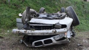 Gyorsan hajtva, nyári gumival okozott balesetet egy nő tavaly januárban, most emeltek vádat ellene