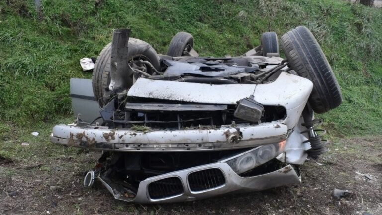Gyorsan hajtva, nyári gumival okozott balesetet egy nő tavaly januárban, most emeltek vádat ellene