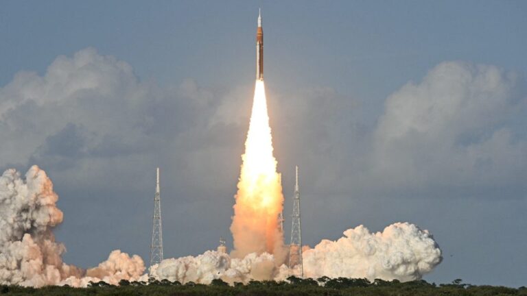 Elstartolt az Artemis–2: négy ember indult útnak a Holdhoz