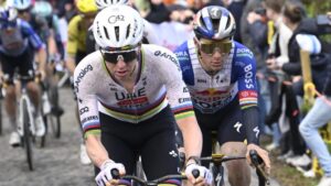 „Nyilvánvalóan nagyon rossz példa” – a győztes Pogacar a piros jelzés ellenére hajtott át a vasúti átjárón a kerékpárversenyen