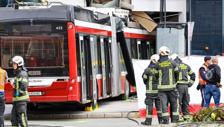Trolibusz hajtott egy salzburgi szupermarketbe, egy ember meghalt