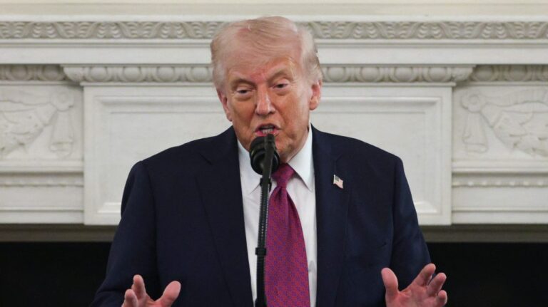 Trump: Minden iráni hajót meg kell semmisíteni, amely aknát próbál telepíteni a Hormuzi-szorosban