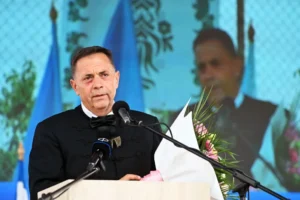 „Videózhatsz, fogkefereklám” – mondta Pócs János egy vezetéket nézegető jászapáti tiszás háziorvosnak