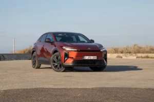 Ilyen, amikor a Toyota elkezdi komolyan venni a villanyautózást