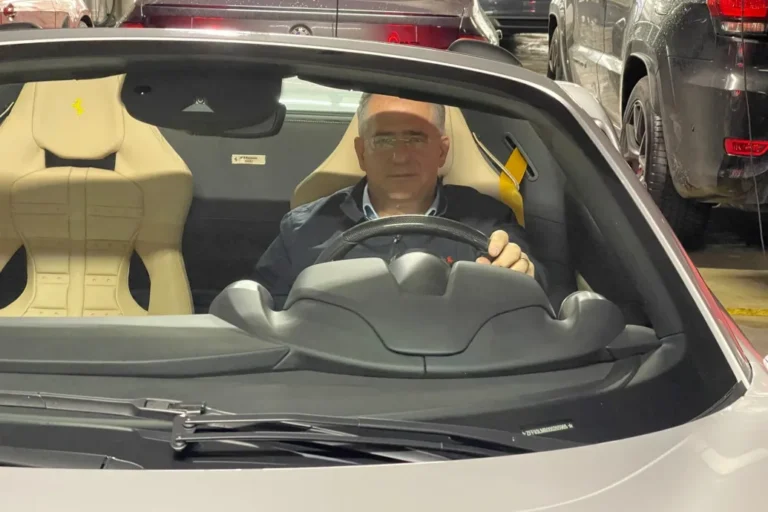 Átlátszó: Kósa Lajos a Bászna Gabona sikkasztással vádolt tulajának Ferrarijában fotózkodott