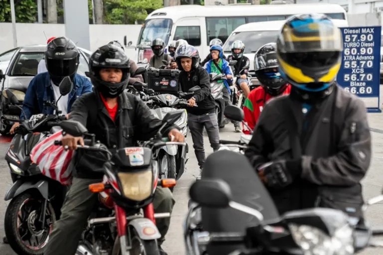 Kötelező rövid ujjú ing, gyors zuhany, gigasorok a benzinkutaknál – az egész világ nyögi majd az iráni háború hatásait