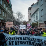 Több tucat fütyülő, sípoló tüntető fogadta Orbánt Szombathelyen