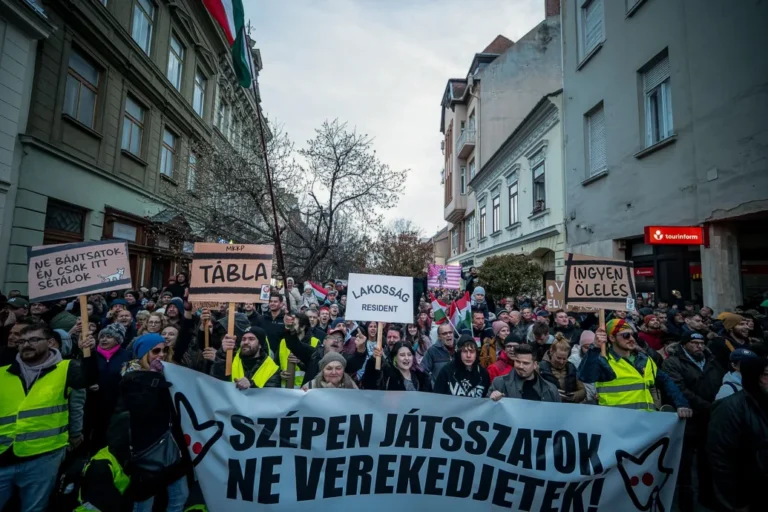 Több tucat fütyülő, sípoló tüntető fogadta Orbánt Szombathelyen