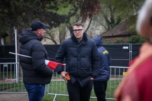 Kiderült, milyen kapcsolatban van Kubatovval az a Gremsberger Bertalan, aki rárontott a tiltakozókra Orbán országjárásán